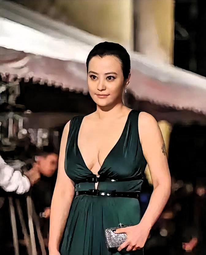 都在说邓超当年嫌郝蕾太自我才选孙俪，我倒觉得他看走眼了。

2005年分手那会儿