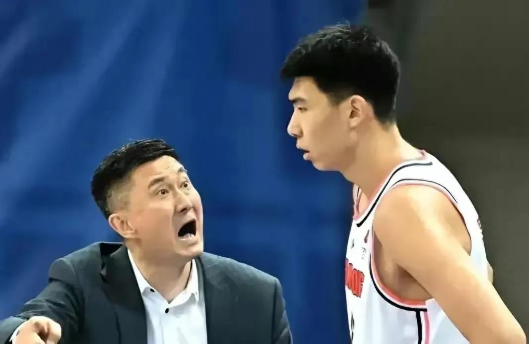 4分钟5犯规杜锋爱徒无培养价值，徐昕4封盖，已坐稳第1替补。杜润旺其实也不堪大用