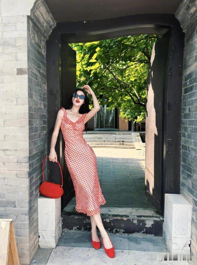 📸户外站姿拍照姿势｜轻松拍出氛围感自然系拍照技巧 巨出片拍照姿势 站姿拍照教程