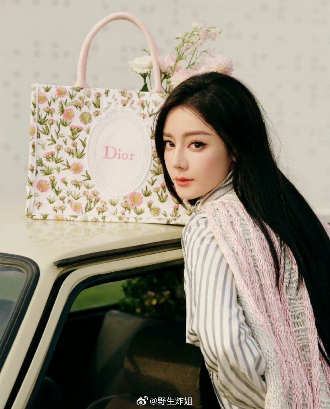 迪丽热巴春晚之后这次去时装周的出发图化妆师还是王亚飞。。。粉丝抵制并没用 