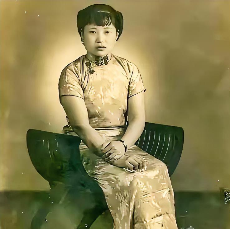 1961年，年轻貌美的马月兰，被迫嫁给了自己的亲伯父马步芳，谁知没过多久，色胆包