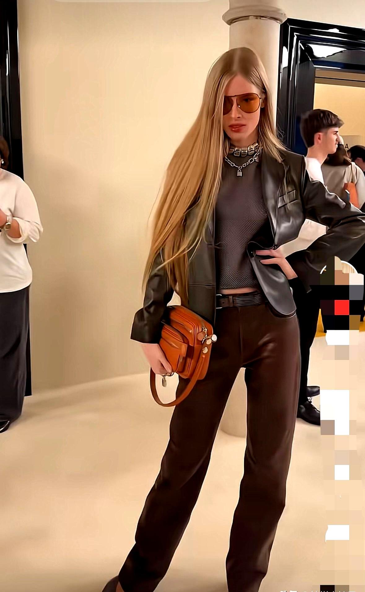 马斯克的亲闺女，宁走T台也不沾爹的资源。
巴黎时装周Acne秀场，她穿极简黑裙