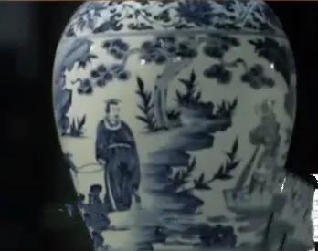 1950年，南京陈新民在地摊上发现一个瓶子。他把玩半天决定买下、于是开口道：10