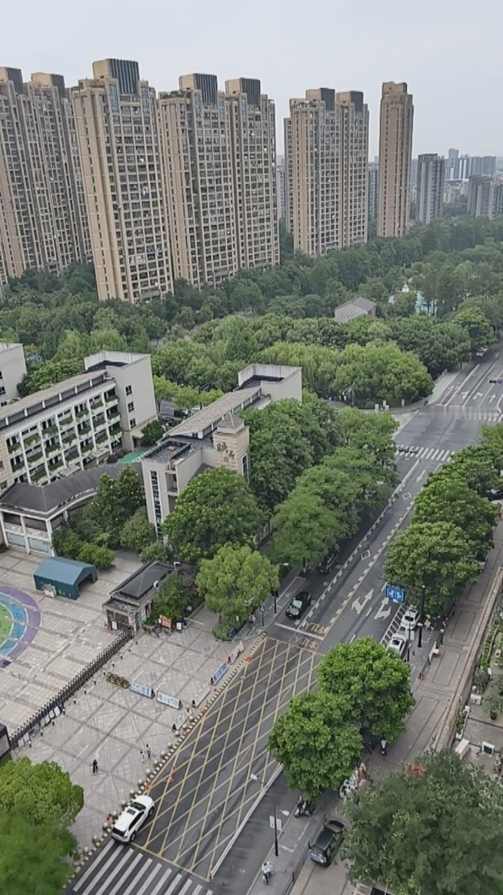 高考加油其实这几天我并没有意识到高考来了，但今天上热搜了，我突然意识到一件事，夜