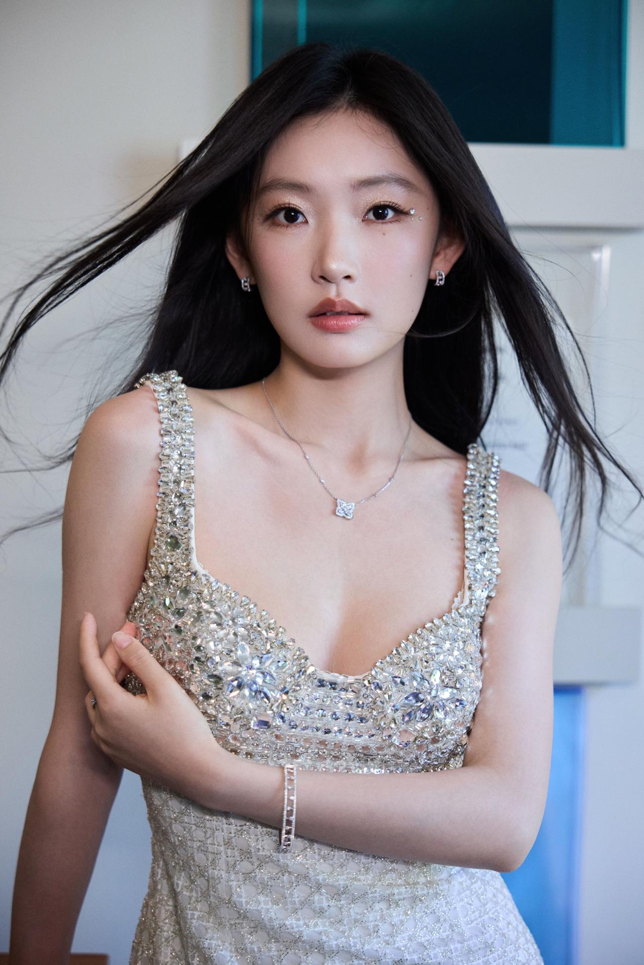 周依然黑长直yyds！闪片礼裙衬得气质干净又耀眼