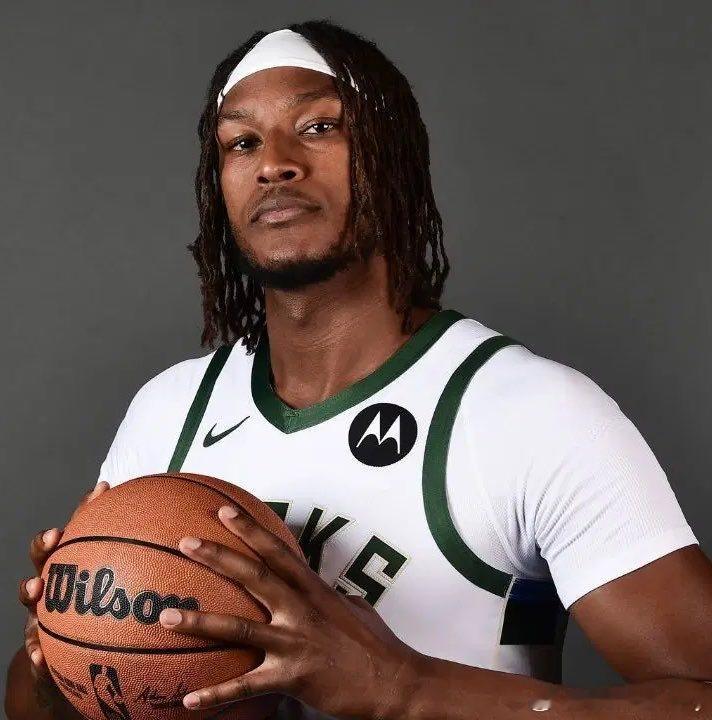 迈尔斯·特纳本赛季在雄鹿的数据：11.9分5.3篮板1.6盖帽，58.5%真实命