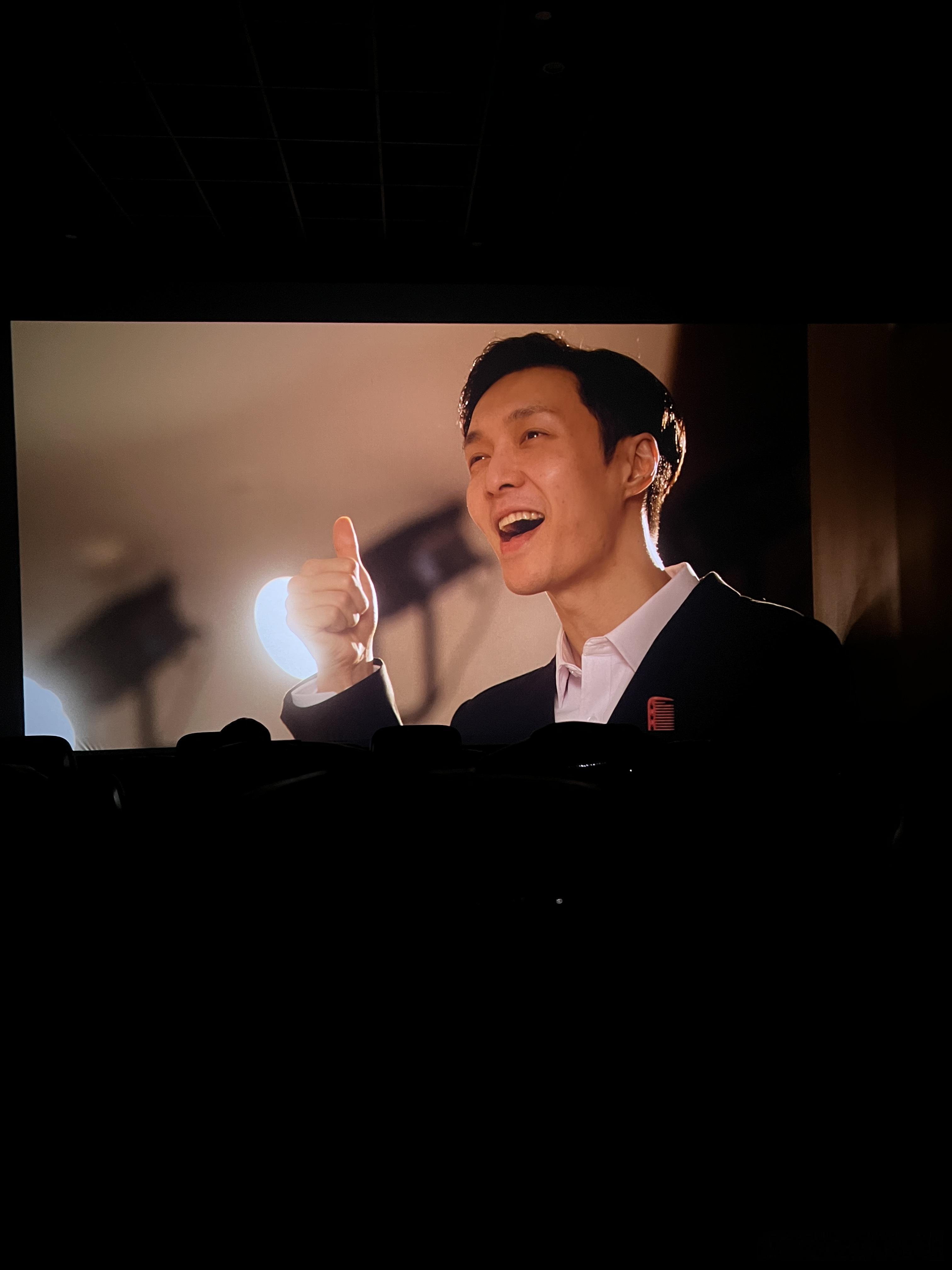 今晚带6岁娃去看了《少林女足》，人生第一次看电影，献给了星爷，我觉得非常好看，娃