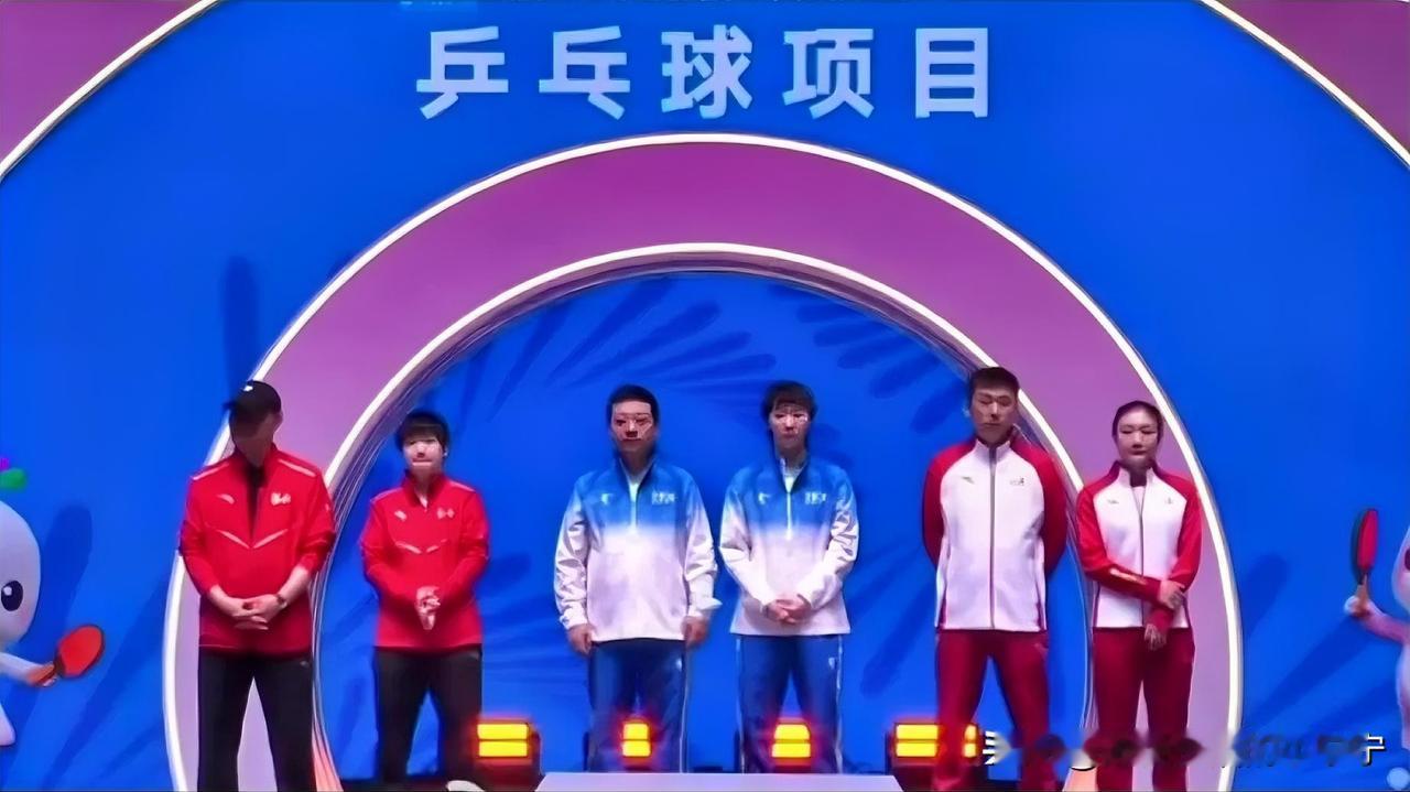 在全运会上，主管教练与球员共同站在领奖台上，接受大家的掌声与祝福，和球员们一样，