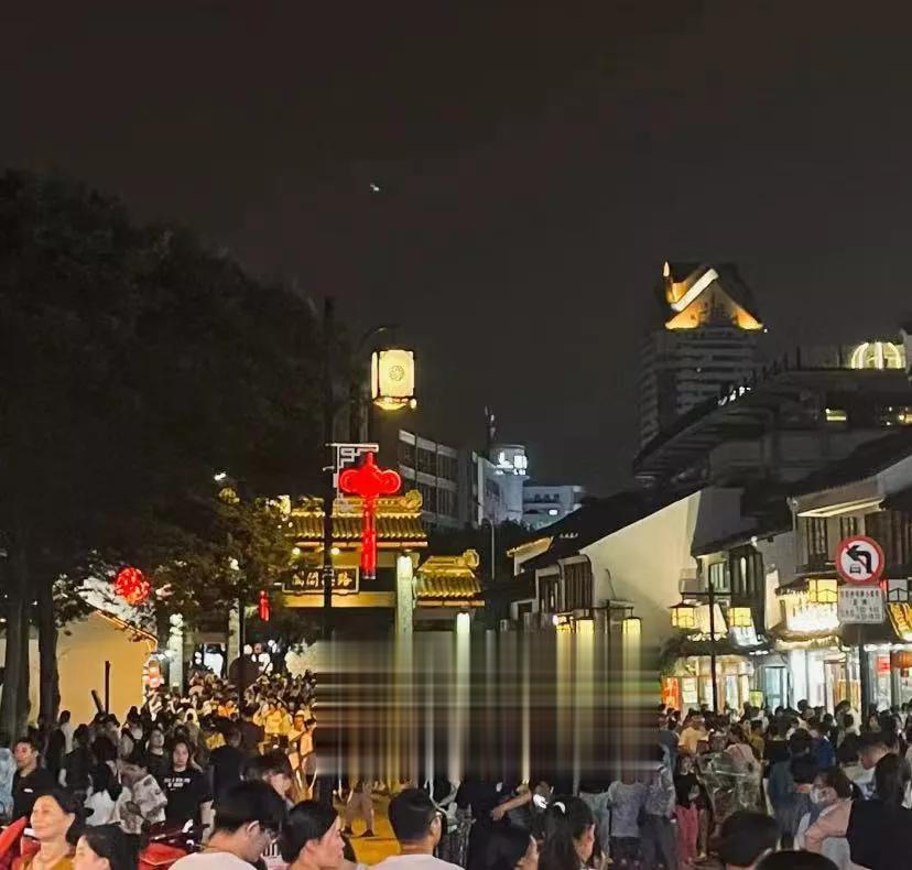 再也不说苏州没有中心了
好几年前到苏州时候觉得老城区虽然热闹，但楼房都矮趴趴的，