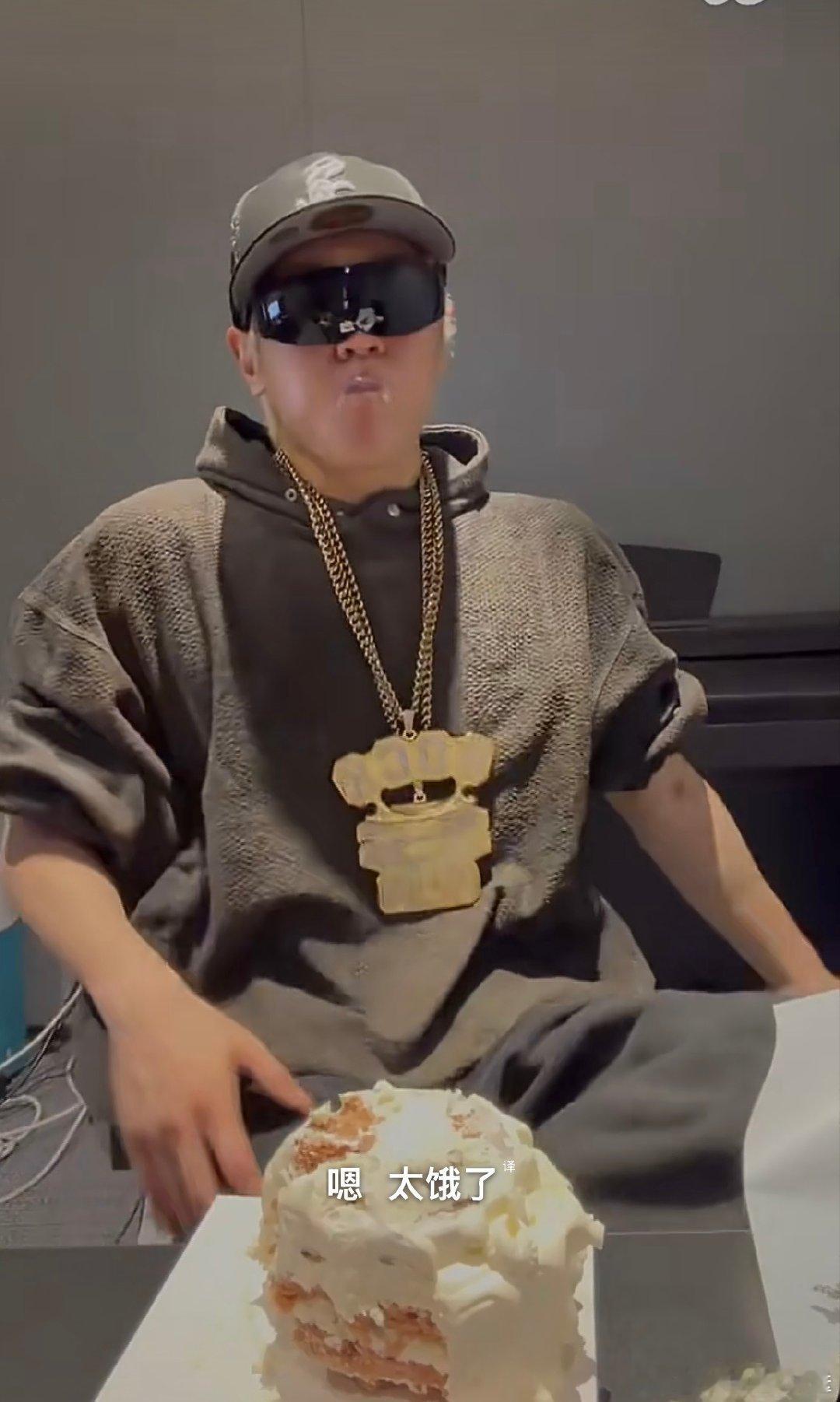 没见过野人吃蛋糕的可以来看李泰容 李泰容直播吃蛋糕也太真实了，直接上手抓着狼吞虎