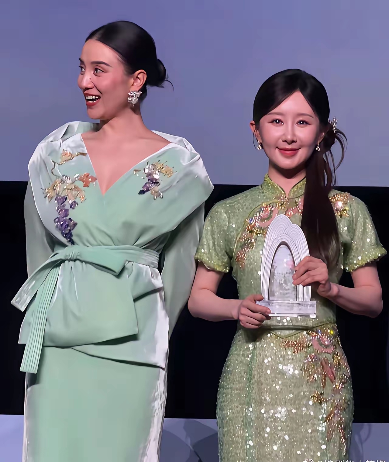 舒畅过度医美站在宋佳旁边看起来很僵硬。 ​​​