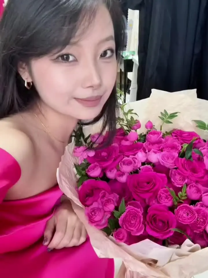 我是一团揉皱的纸，如果有人愿意抚平我，就能看见上面写着滚