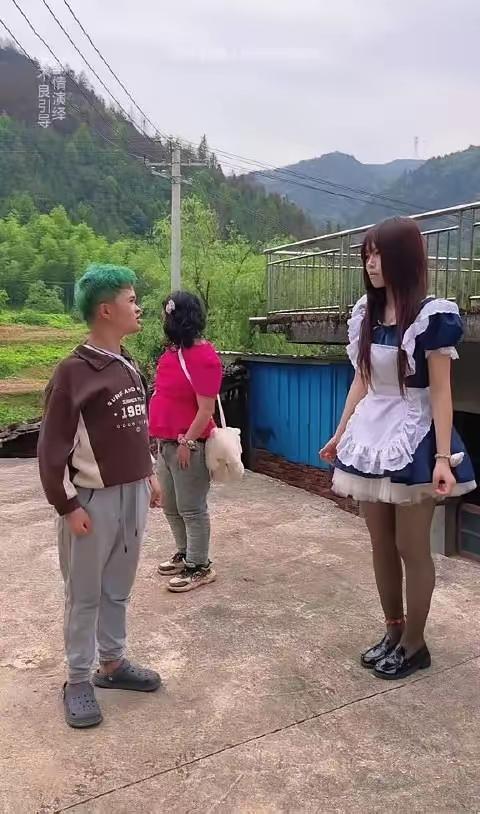 不知道这场荒唐的闹剧，能有多少的热度，反正在这个流量为王的时代，有热度就有流量这