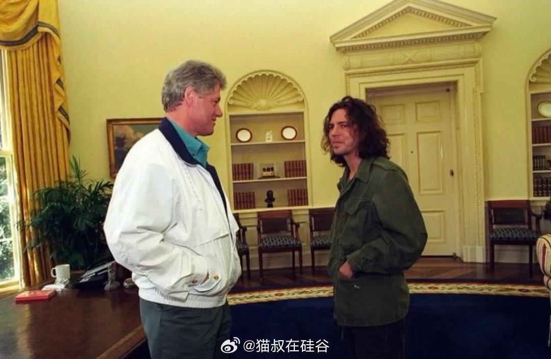 1994年4月9日，科特·柯本被发现自杀身亡一天后，美国总统比尔·克林顿会见了P