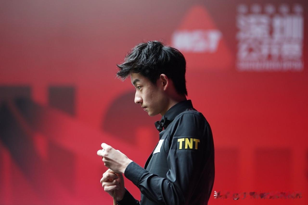 吴宜泽在夺得深圳公开赛冠军后，世界排名攀升至职业生涯新高第2位，距离榜首的赵心童