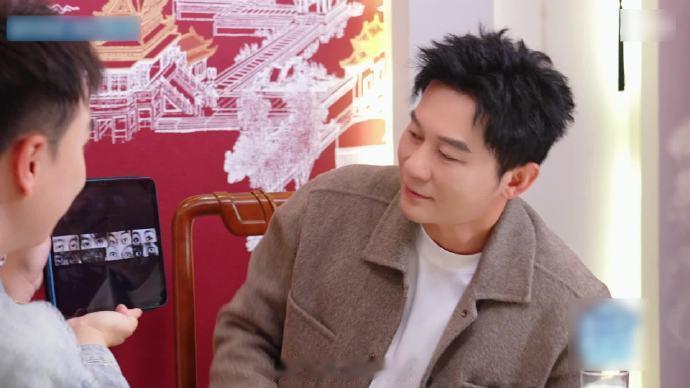 李晨一秒认出跑男家族真正的“大眼杯”王者！在这场特别的眼睛挑战赛中，李晨用堪称“