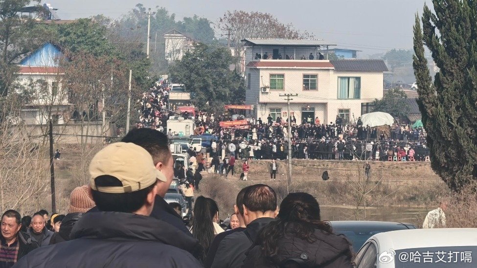 凤凰新闻【直击爆火“呆呆家杀猪宴”：最后一天还有人敲鼓送猪来，博主粉丝已破百万】