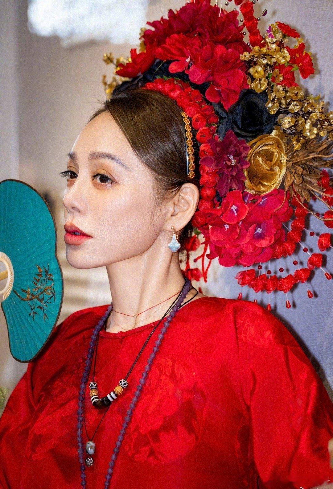 宁静上一次簪花还是穆桂英一路繁花2 时隔多年再簪花，宁静红衣繁花造型依旧能打，与