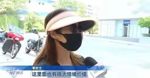 重庆，一女子去理发店做头发，结果发现男理发师有腹肌，就用手指戳了一下，不料，理发