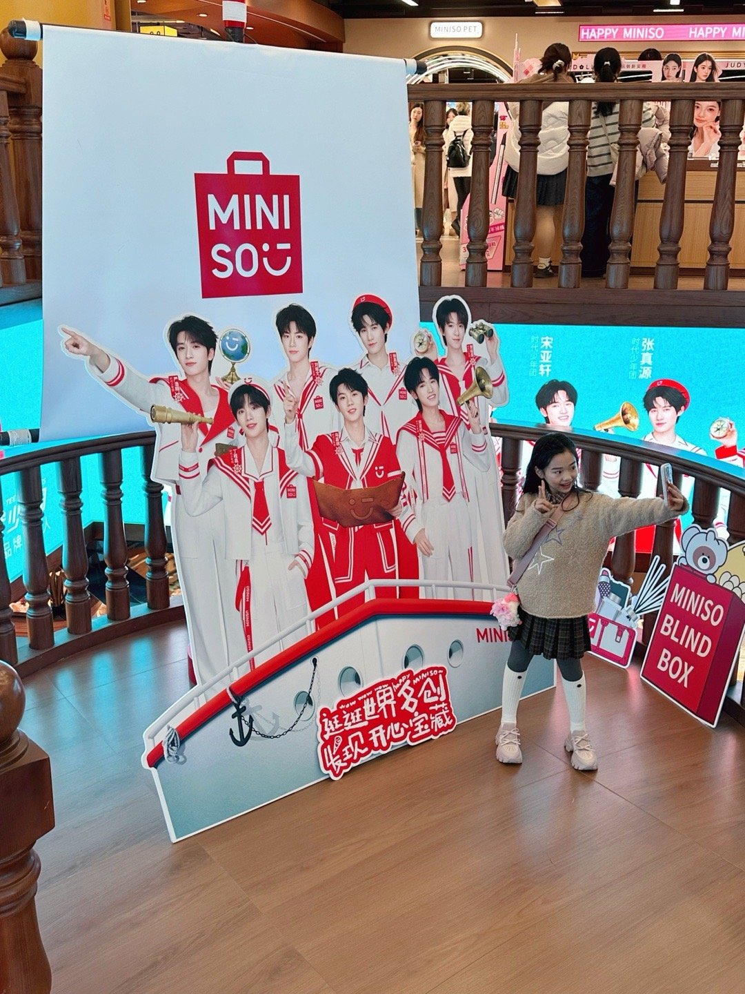 谁还没见过这么可爱的小酒窝！跟妈妈逛街看到时团（立牌）马上跑去合影，这追星反应也