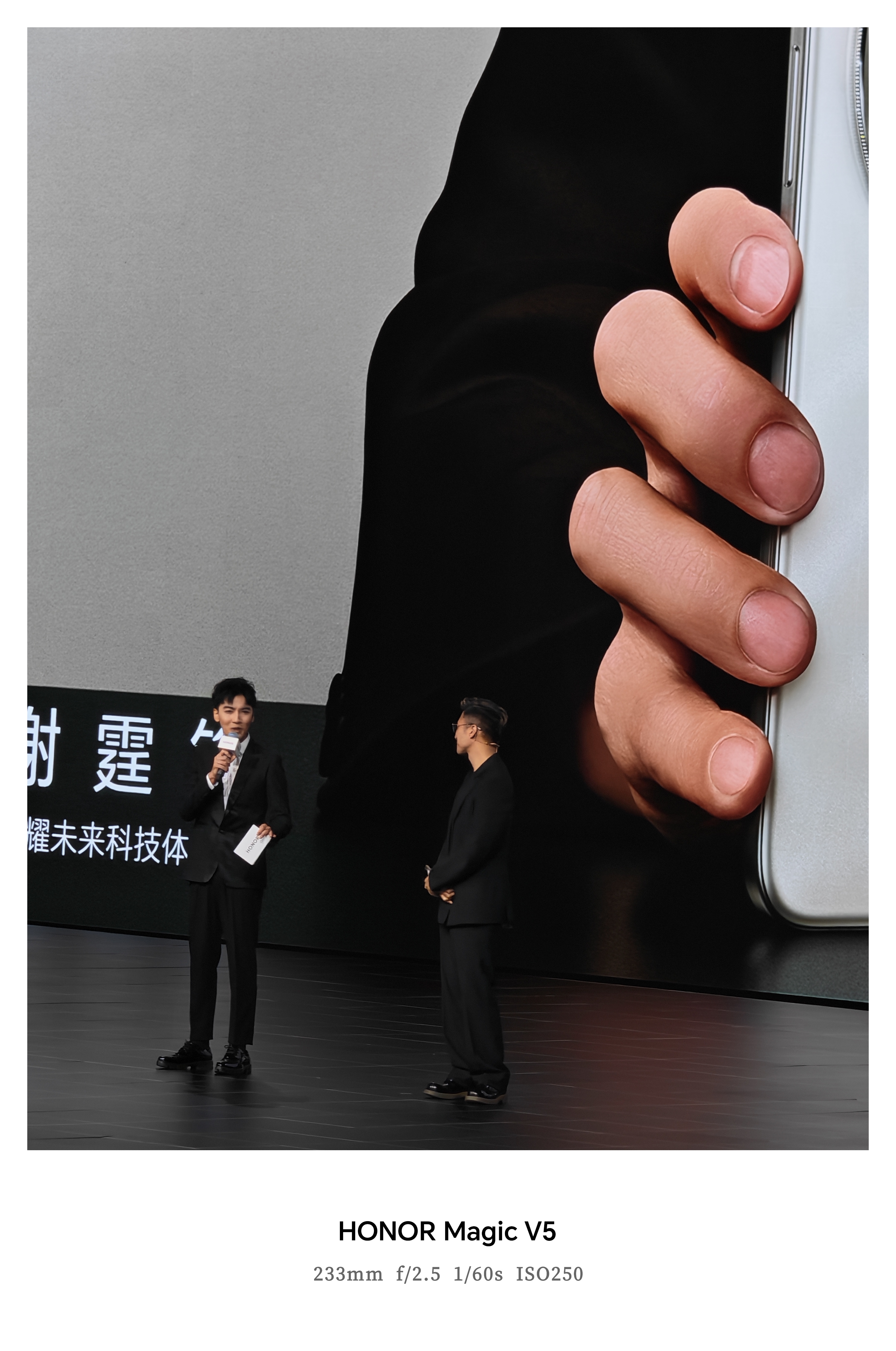 谢霆锋，作为荣耀未来科技体验官！也来荣耀Magic8发布会现场了，真人真帅。 ​