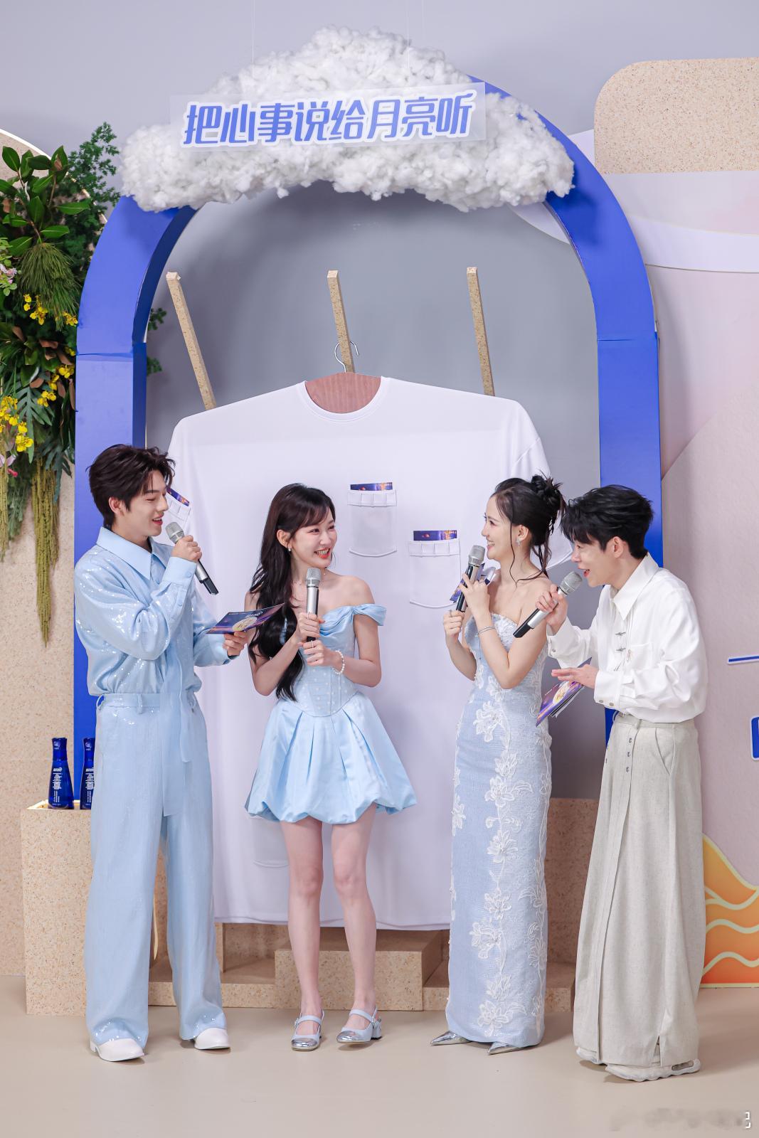曾辉韩雨彤太甜了本来只想看舞台上的高燃时刻，没想到猝不及防吃到真情侣的糖，嘴角到