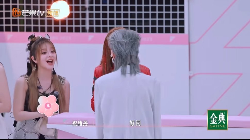 叶童银发狼尾造型叶童姐姐四公银发狼王造型好帅啊！我愿封叶童姐姐为新一代老公姐，期