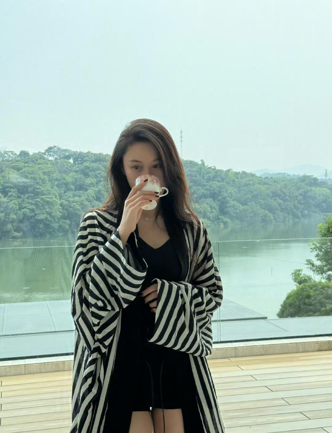 张馨予晒家居照，她说这是她闺蜜给她拍的，张馨予表示绝了，我觉得也是绝了，绝绝子的