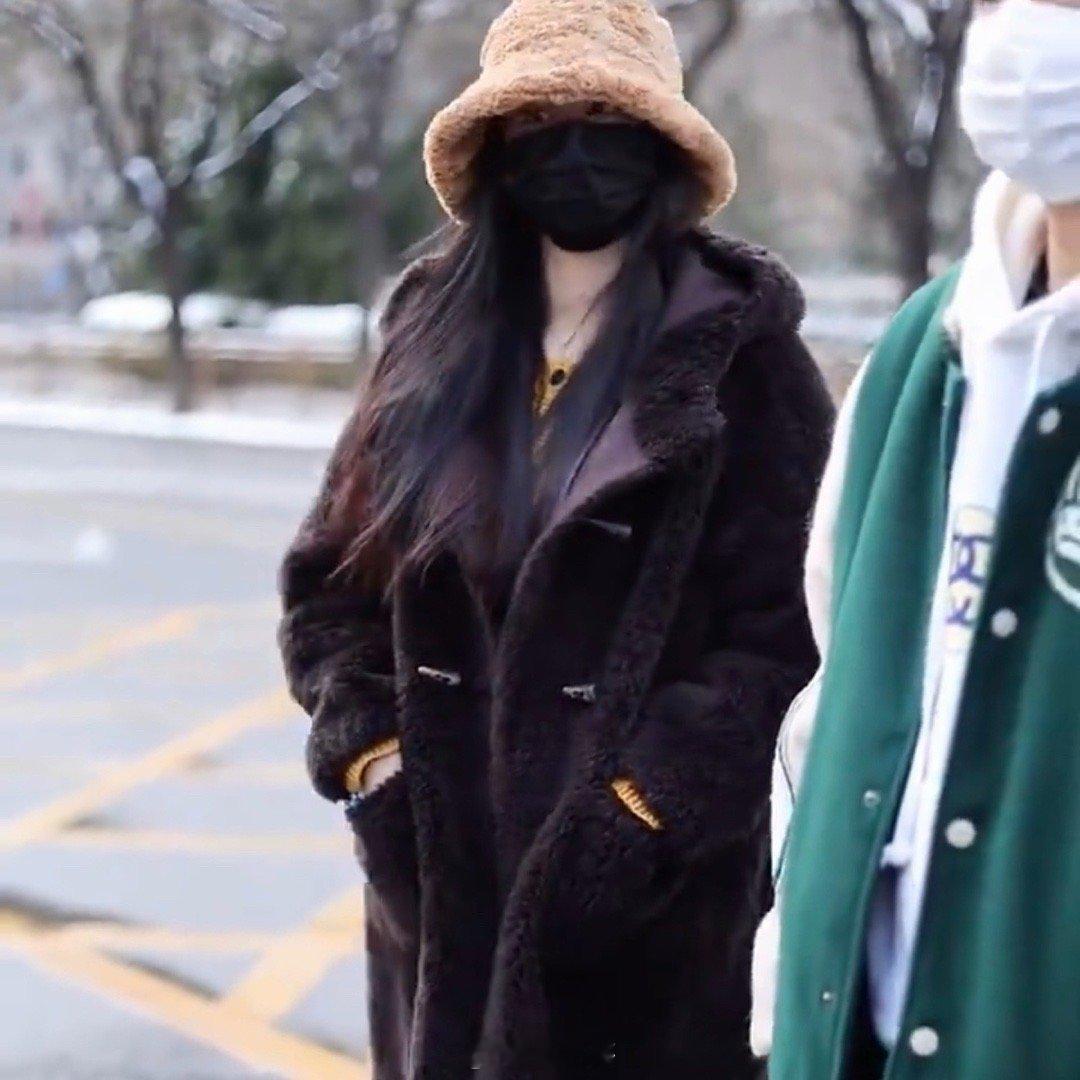 王楚然央视春晚彩排路透哇哇哇哇，王楚然也来彩排央视春晚了啊，就是说美女也太低调了