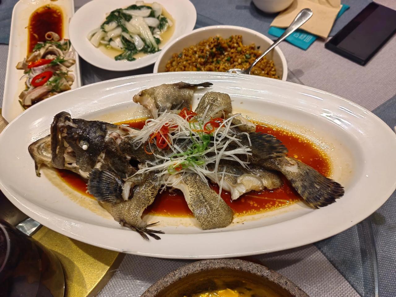 在秦皇岛河北大街西段，有一家叫“时间里”的饭店，主营新派粤菜，和日料芥岛是一个老