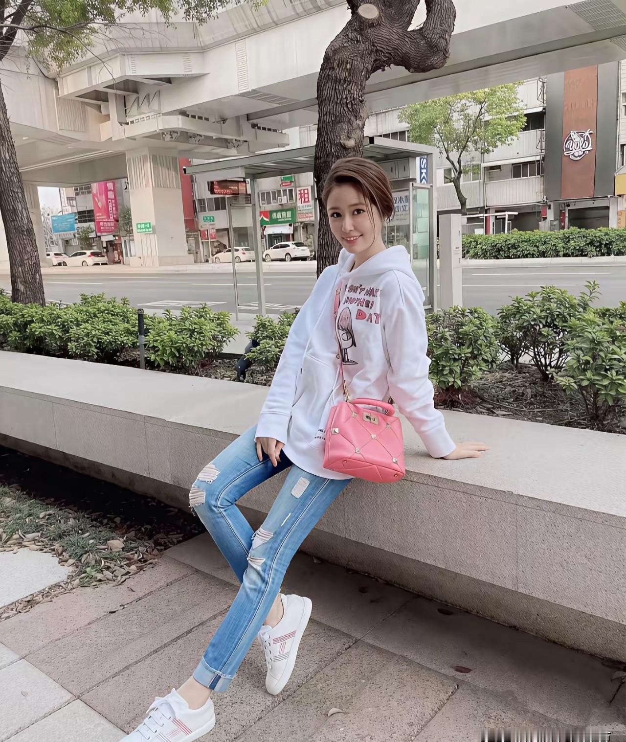 47岁还硬穿死亡芭比粉，林心如每次发照必被骂“显黑”。
但你知道吗，问题根本不在