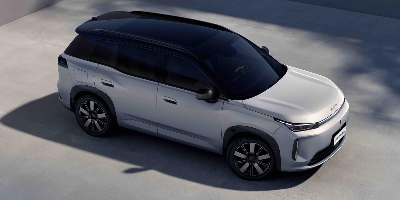 11月3日，广汽埃安首款双动力车型i60开启预售，增程版12.68万起、纯电版1