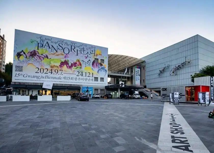 光州双年展空了的中国馆：道歉解决不了底线问题，9月5日，第16届光州双年展如期拉