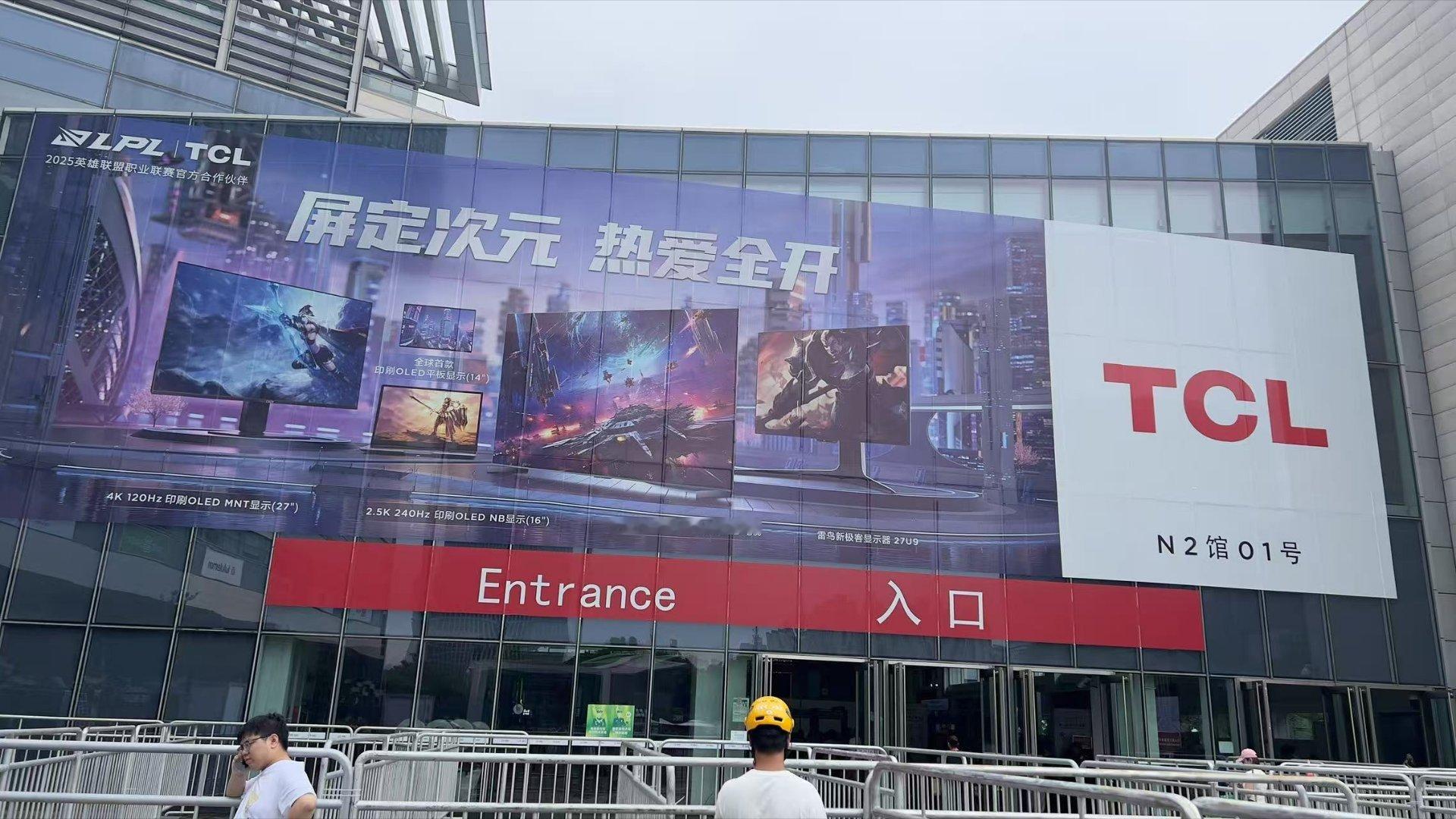 China joy现场：还有旁边公交站有新主题的公交车！[送花花][送花花]20