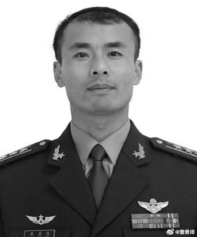 特级飞行员查显伟，在训练中突遇飞机故障，为避开学生公寓、高速路等壮烈牺牲，时年仅