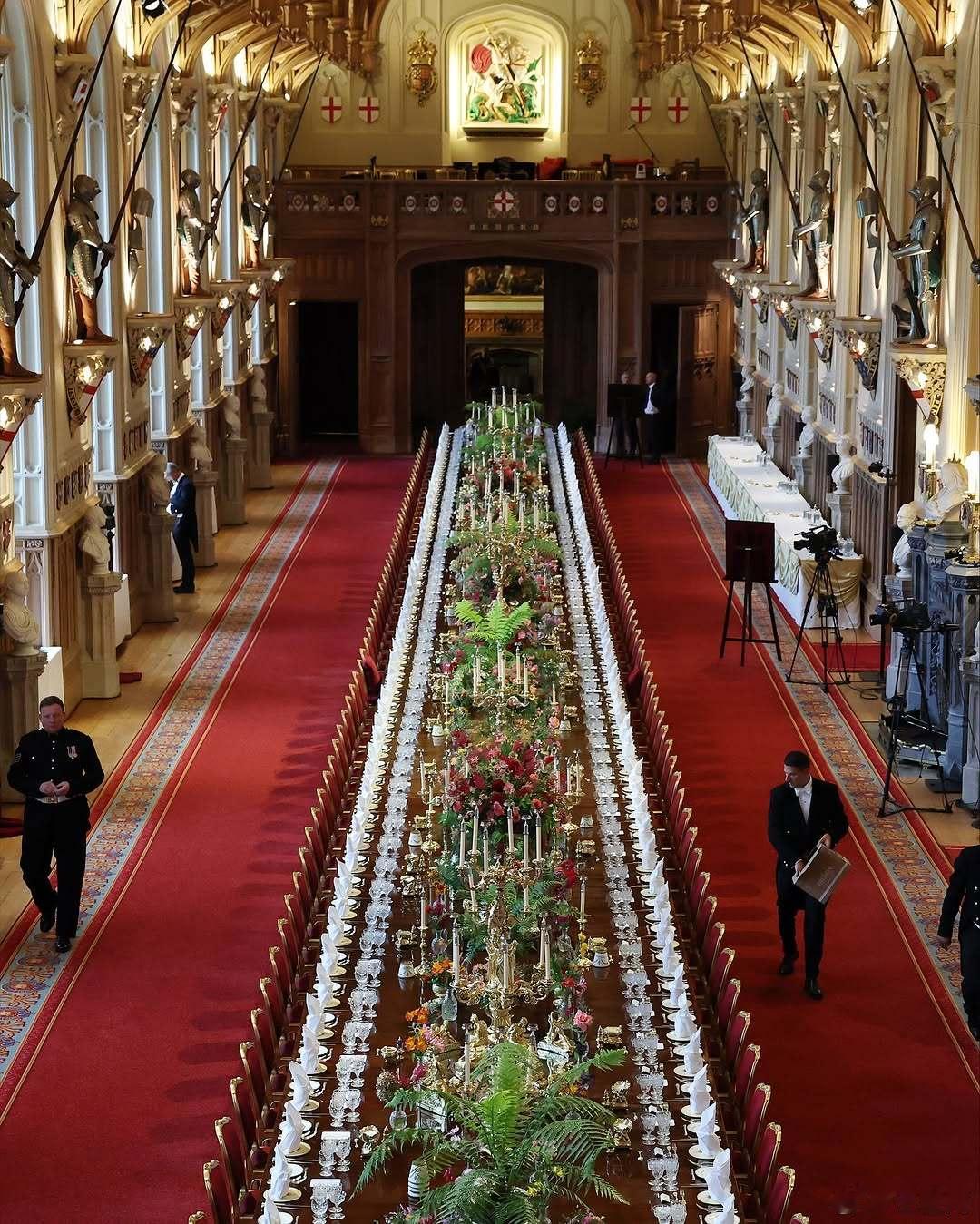 英国王室 🇬🇧🇺🇸温莎城堡国宴内景，查尔斯国王和特朗普总统的用餐餐具[嘻