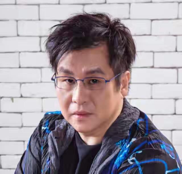 睁眼说瞎话！曾经挺喜欢这位自幼患上小儿麻痹症的残疾歌手，刚开始为他“连滚带爬”上