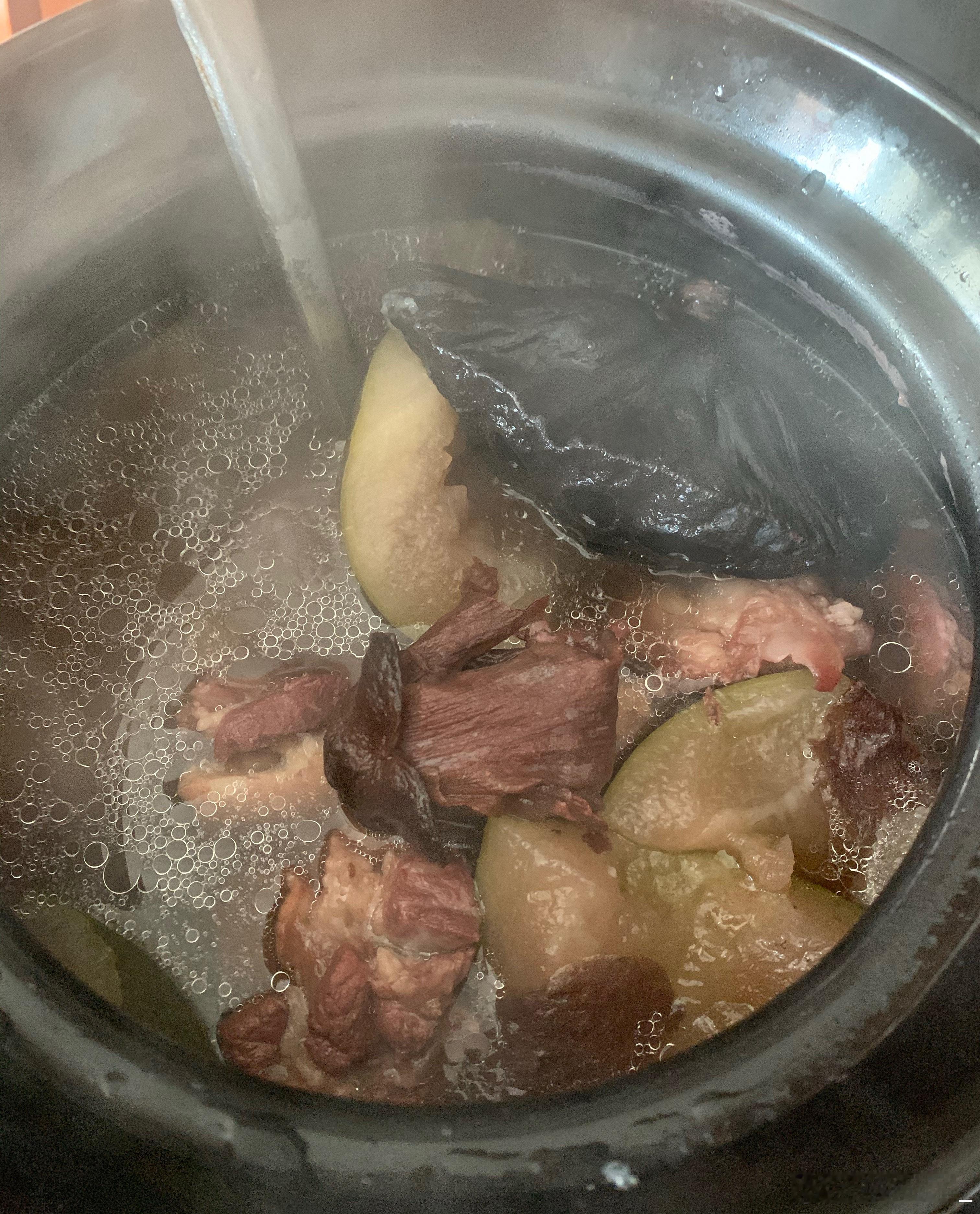 答应老铁们的老广祛湿汤来啦，欠了好久啊，主要是这个月外面吃饭多，今天靓女煲汤了，