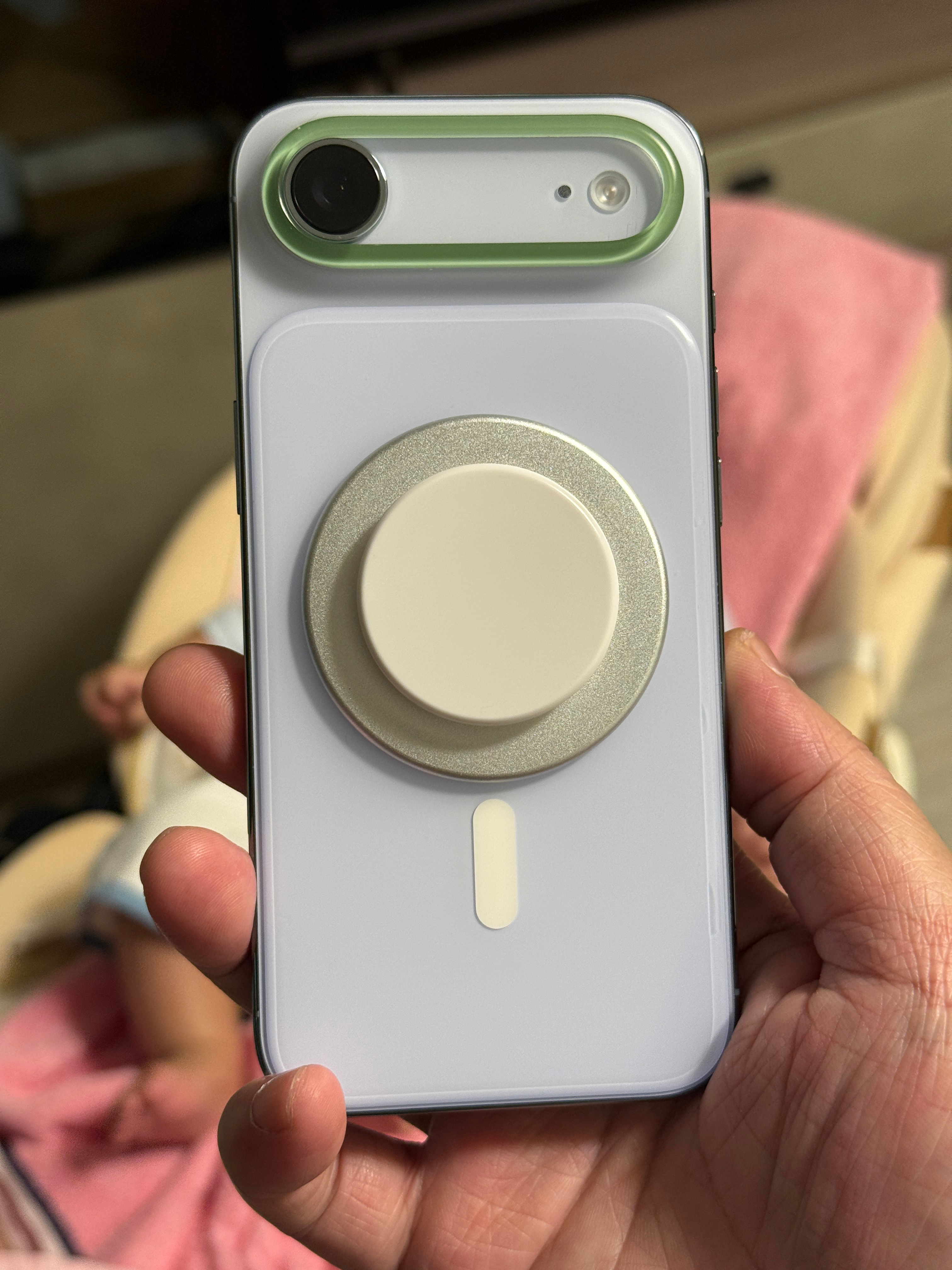我半裸机使用的 iPhoneAir 摔了一下，被小爆爆一脚给踹地上了，好在屏幕着