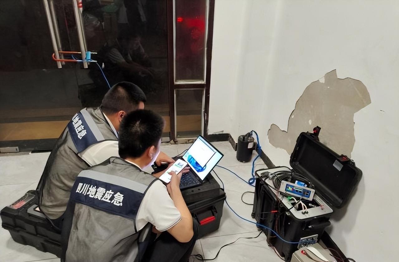 深夜突发强震！地震预警再立大功，关键时刻再度兜底，护住了数十万百姓的安危！

据