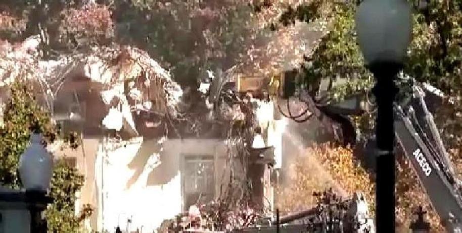 快讯！快讯！
 
有媒体称，美国前总统特朗普突然宣布了对白宫宴会设施的改造设想。