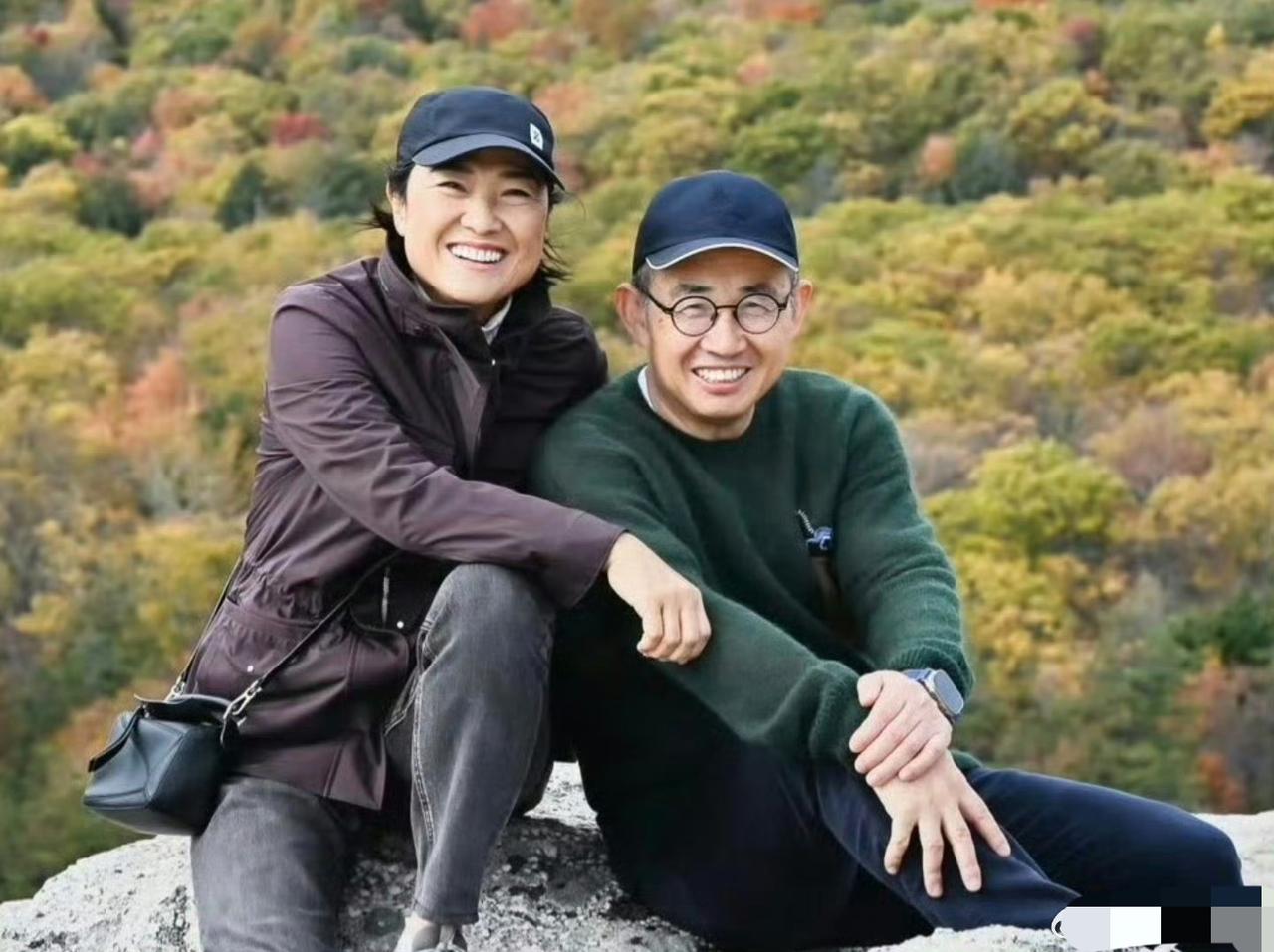 潘石屹和妻子张欣在纽约赏秋景！
中国房地产企业家，就属潘石屹结局最好了。这一切都