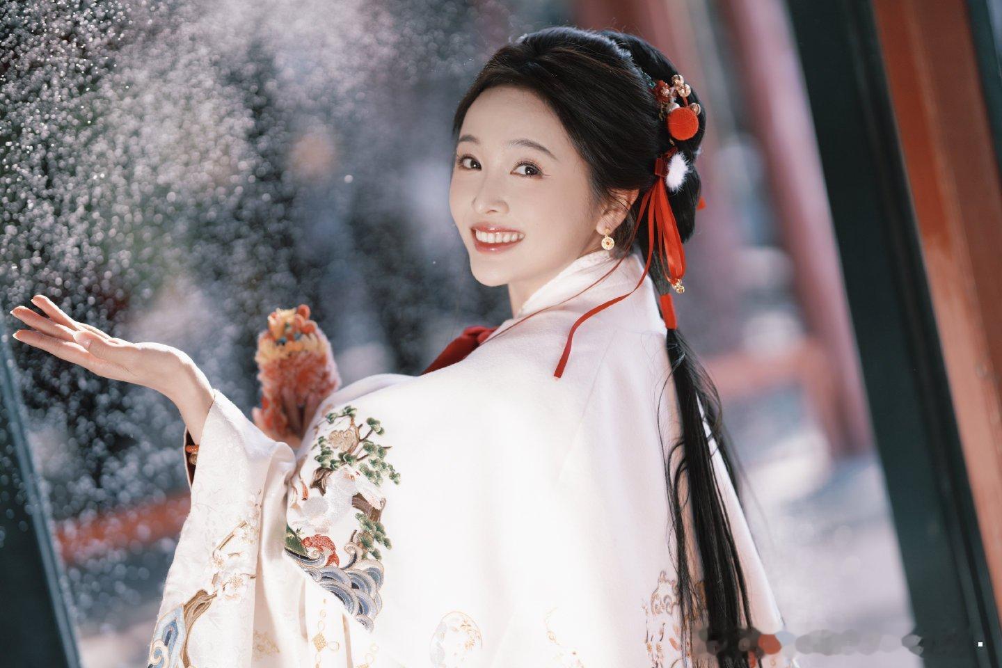 吴宣仪吴宣仪爱上另一个我 今天是端午节啦，祝五分们端午安康