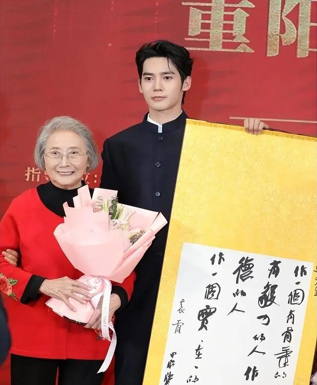 娱乐圈这潭水可真深啊！于适，一个看似阳光的新人演员，竟然被爆出轨，无缝衔接多名富