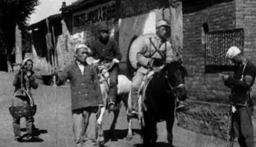 1941年，女战士在老乡家养伤，贪财的邻居向鬼子告密。深夜，日军将老乡家围得水泄