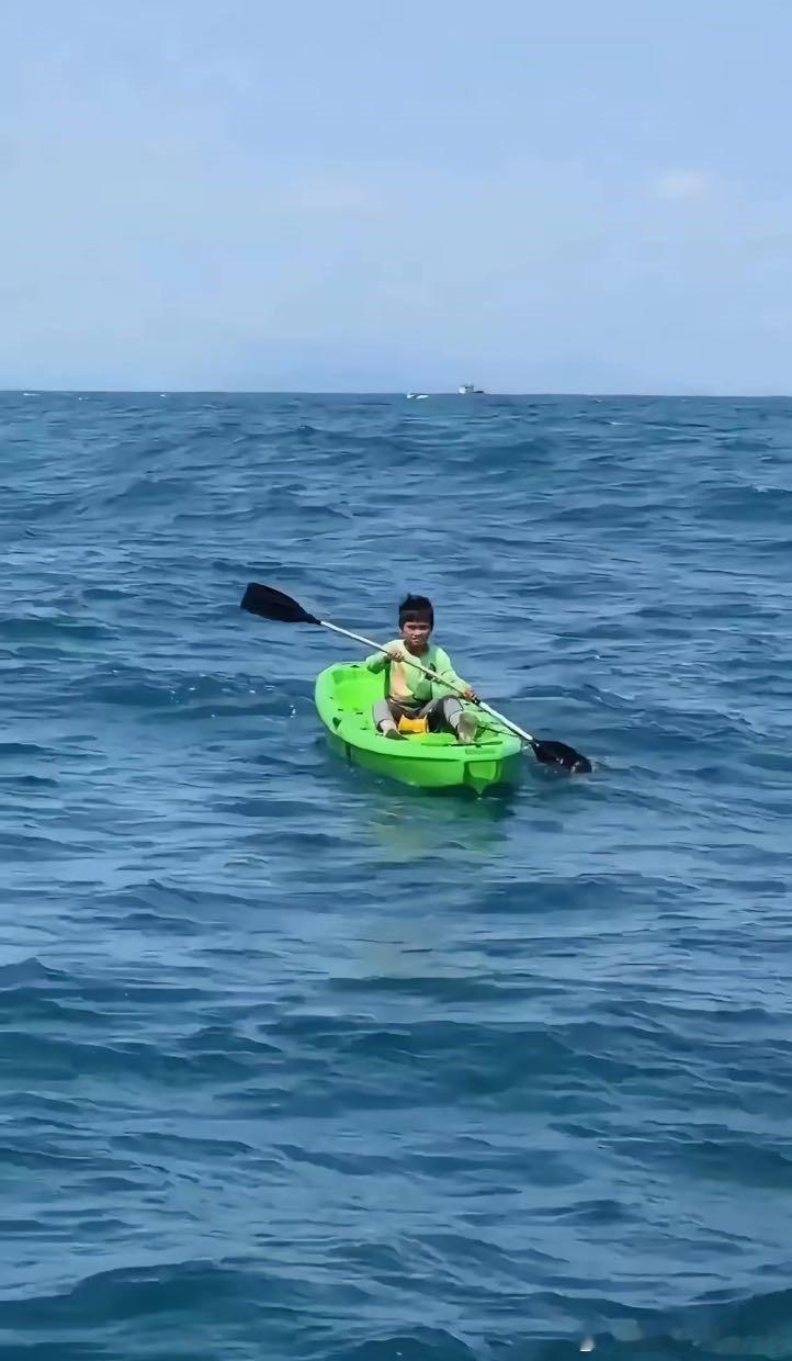 海南赤岭有个小孩，10岁，据说是村里的淘气包，村长也拿他没办法。有一天淘气包独自