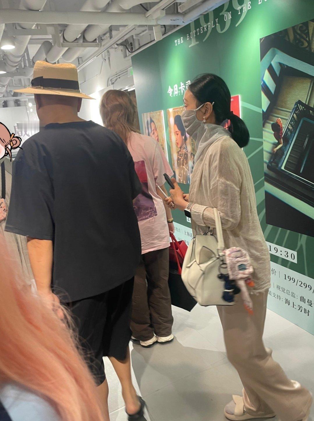 徐峥陶虹携女儿去看音乐剧，感情依然稳定，16岁的女儿一头金发长好高了，身形跟徐峥