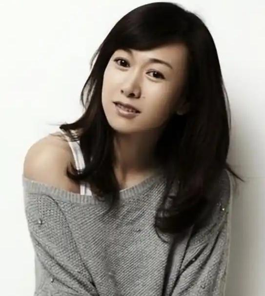正在播出的电视剧《交锋》中，演员齐欢出演的角色叫李凤歌，是某市国家安全局的内勤，