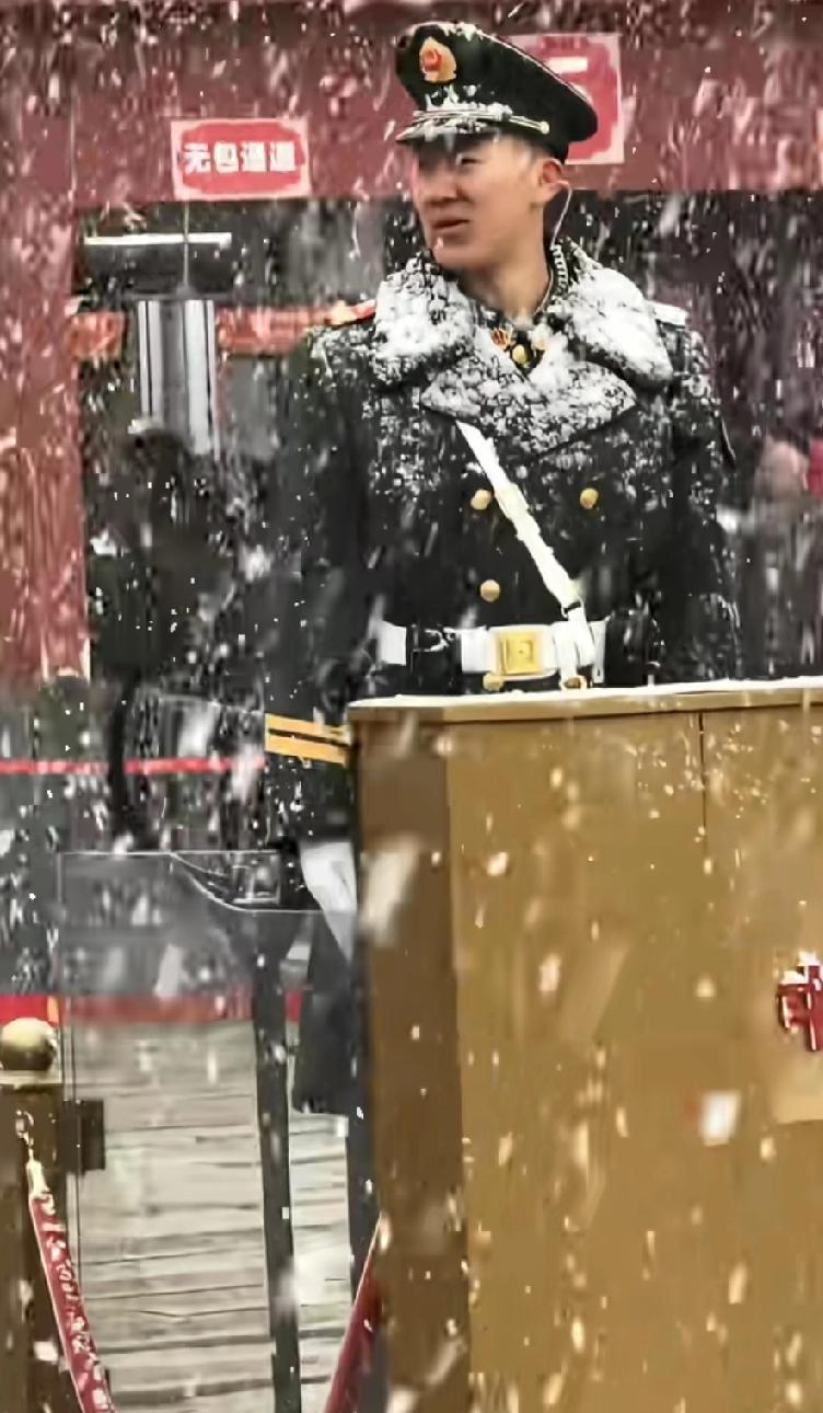 北京又降暴雪，兵哥顶风冒雪站岗执勤，身上布满了雪花两小时纹丝不动!最可爱的人致敬