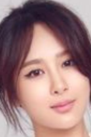 杨紫宣布休整半年后风波不断。
杨紫凭借多部热播剧积累了大量粉丝，粉丝对其新作品期